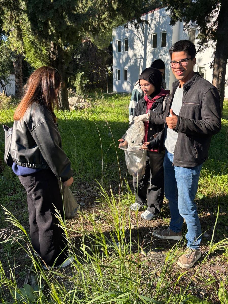 9 Aralık 2025 tarihinde Dalaman Meslek Yüksekokulu’nda “Atık Yönetimi Farkındalık Eğitimi” adlı seminer gerçekleştirildi. Öğr. Gör. Halil Semercioğlu tarafından verilen eğitimde, sürdürülebilir çevre yönetimi, atıkların doğru şekilde ayrıştırılması ve geri dönüşüm süreçlerinin önemi üzerine kapsamlı bilgiler paylaşıldı. Öğrenciler ile akademik personelin yoğun ilgi gösterdiği seminer, karşılıklı soru–cevap bölümüyle verimli bir şekilde tamamlandı. Eğitim sonrasında ise farkındalık çalışmasının bir devamı olarak katılımcılar kampüs alanında çevre temizliği etkinliği gerçekleştirdi.